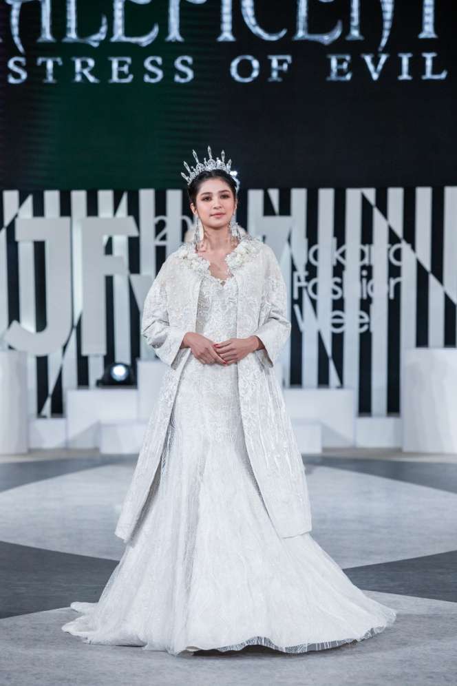Pesona Mikha Tambayong Tampil Bak Ratu di Runway JFW 2020