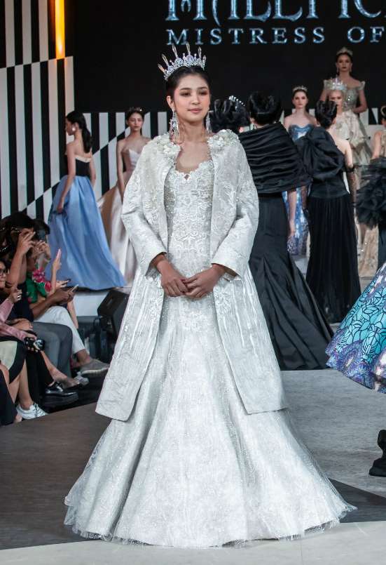 Pesona Mikha Tambayong Tampil Bak Ratu di Runway JFW 2020