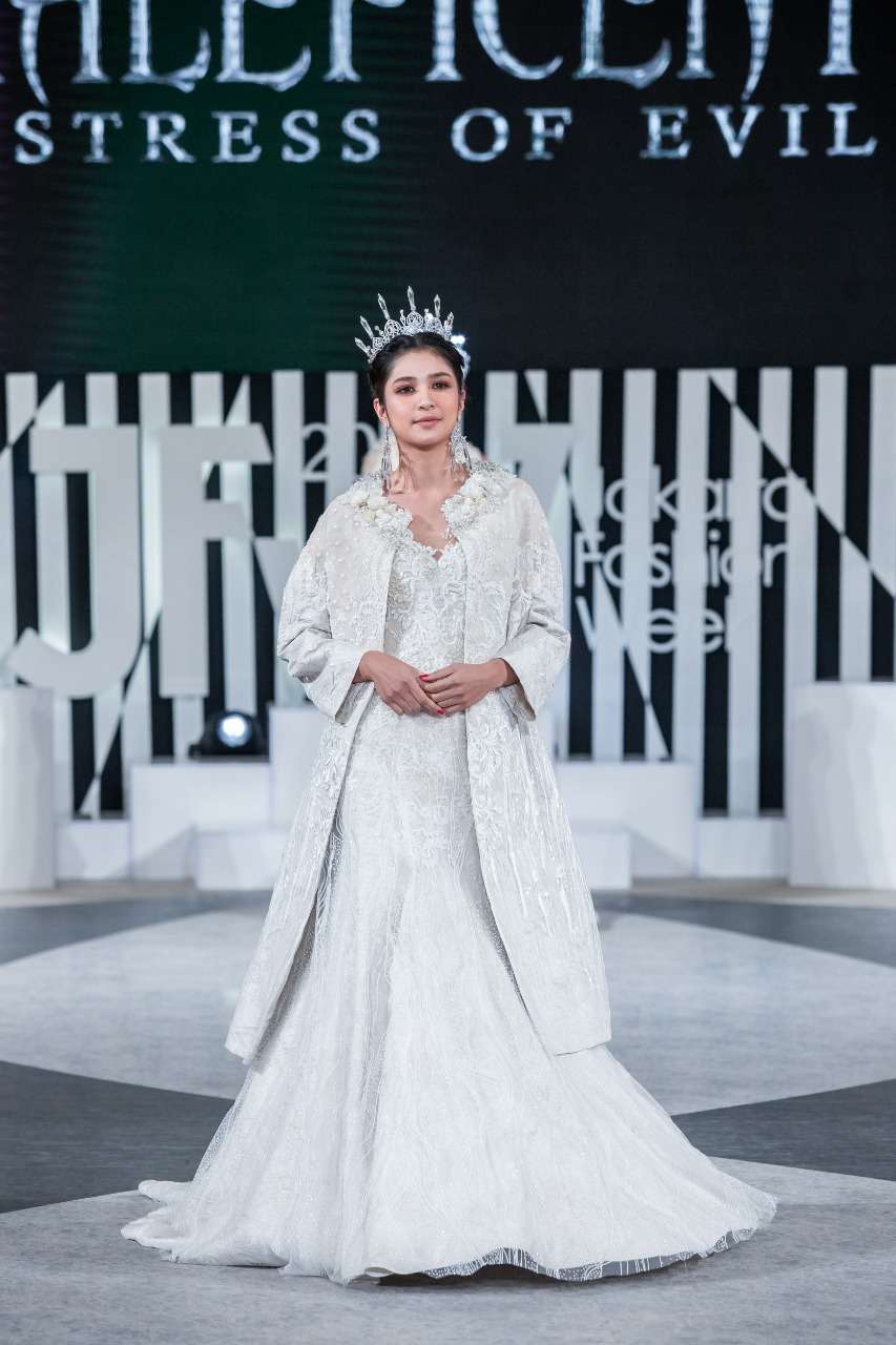 Pesona Mikha Tambayong Tampil Bak Ratu di Runway JFW 2020