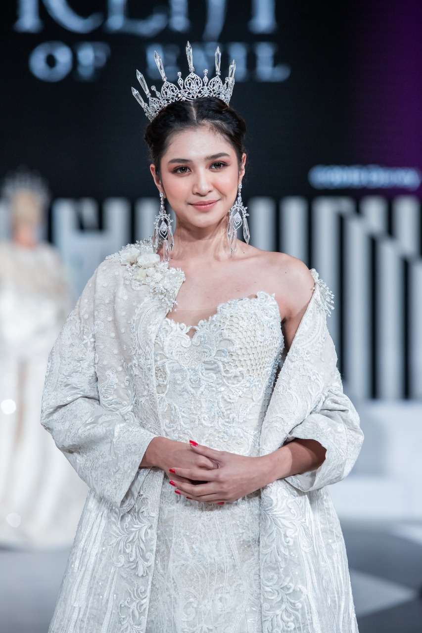 Pesona Mikha Tambayong Tampil Bak Ratu di Runway JFW 2020