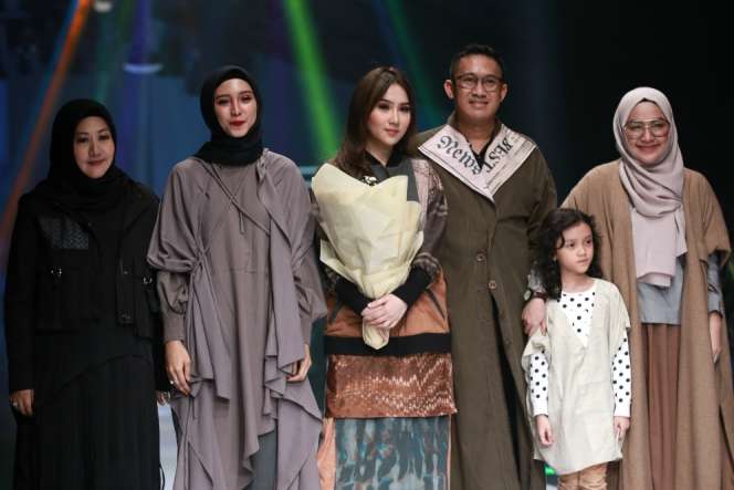 Stunning dengan Koleksi Busana Hijab Motif Print 