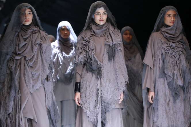 Stunning dengan Koleksi Busana Hijab Motif Print 