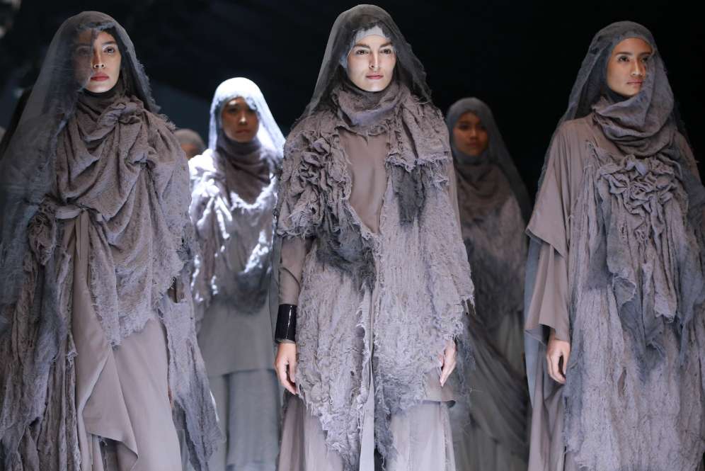 Stunning dengan Koleksi Busana Hijab Motif Print 