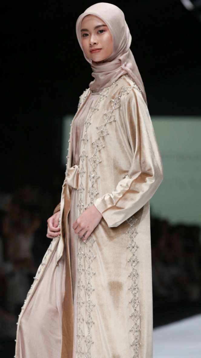 Kilau Emas di Busana Muslim Kolaborasi Wardah dan 2 Desainer