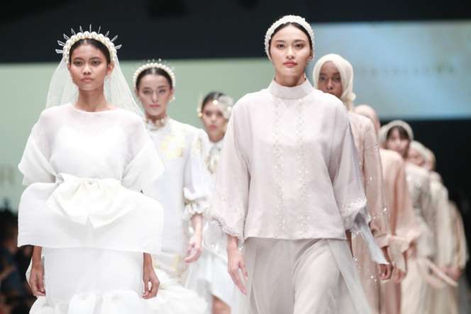 Kilau Emas di Busana Muslim Kolaborasi Wardah dan 2 Desainer