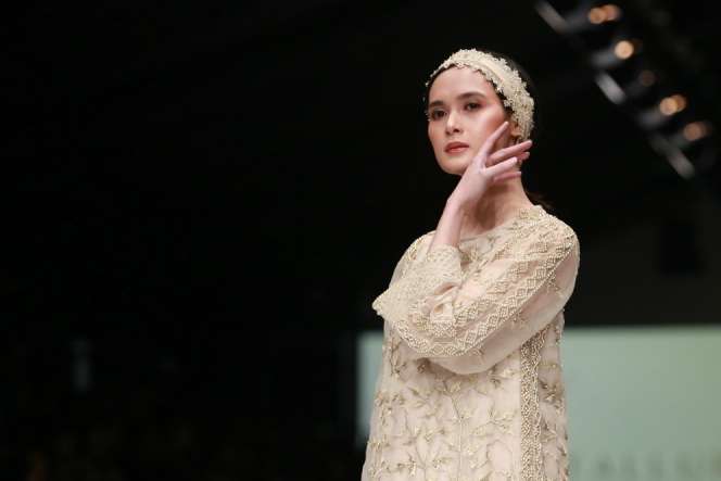 Kilau Emas di Busana Muslim Kolaborasi Wardah dan 2 Desainer