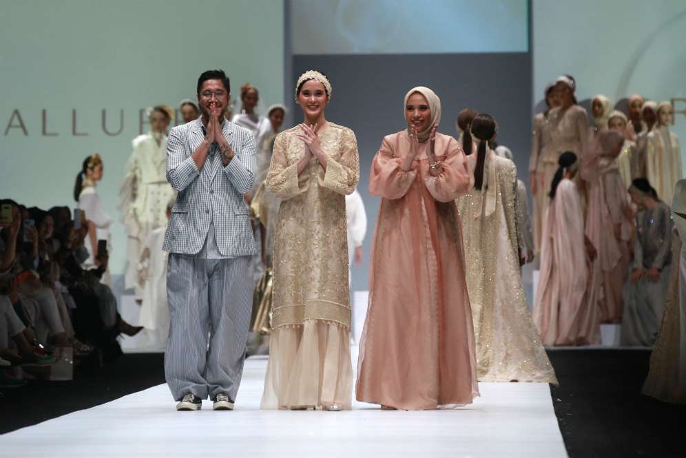 Kilau Emas di Busana Muslim Kolaborasi Wardah dan 2 Desainer