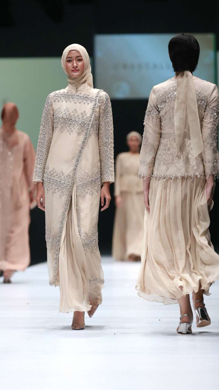 Kilau Emas di Busana Muslim Kolaborasi Wardah dan 2 Desainer
