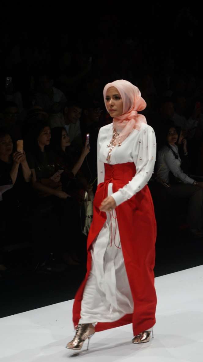 Adu Gaya Chacha Frederica Vs Meisya Siregar di Catwalk