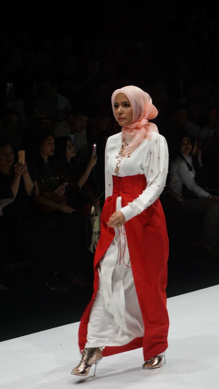 Adu Gaya Chacha Frederica Vs Meisya Siregar di Catwalk