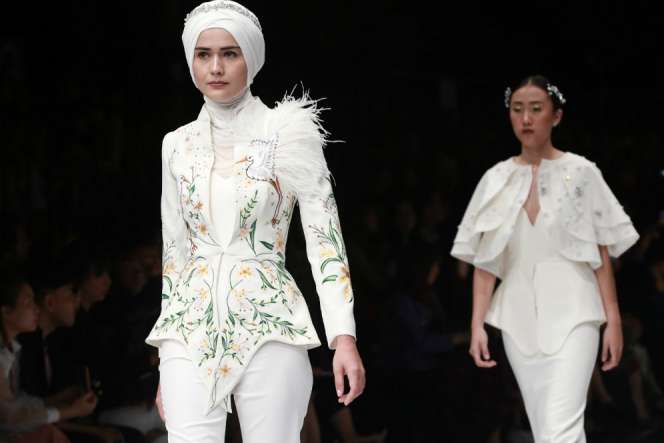 Indahnya Bunga Sakura Mekar di Busana Muslim untuk Si Feminin