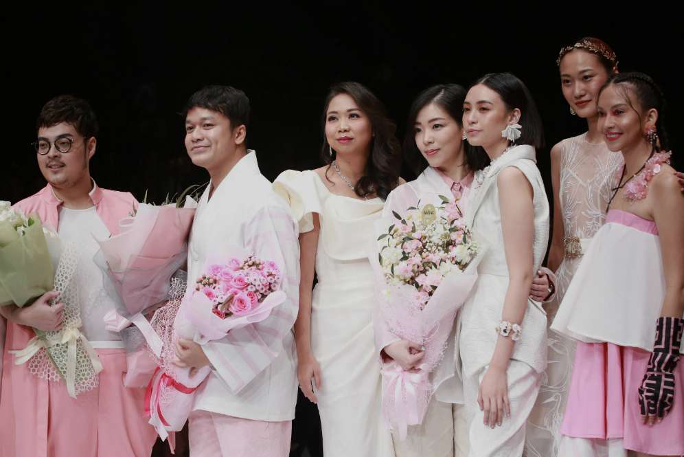 Indahnya Bunga Sakura Mekar di Busana Muslim untuk Si Feminin