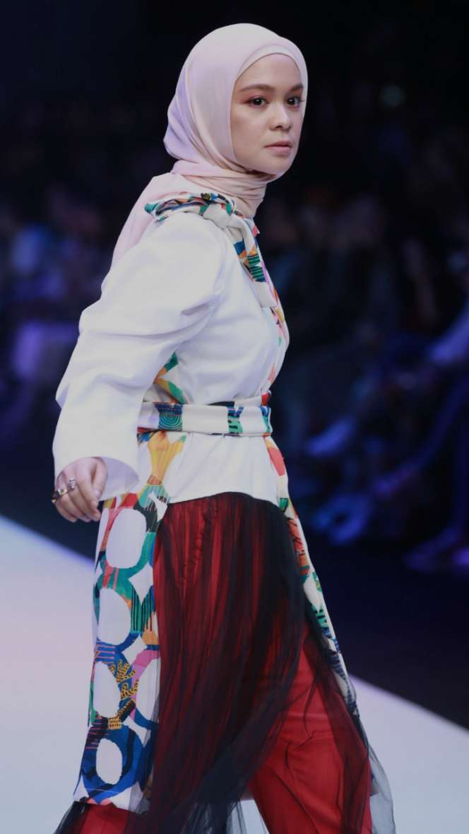 Inspirasi Gaya Stylish Pesohor di Jakarta Fashion Week