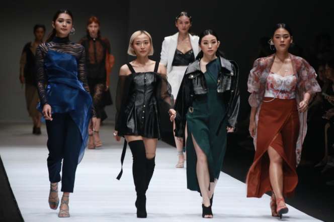 Inspirasi Gaya Stylish Pesohor di Jakarta Fashion Week
