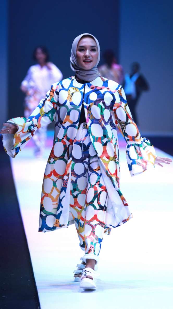 Inspirasi Gaya Stylish Pesohor di Jakarta Fashion Week