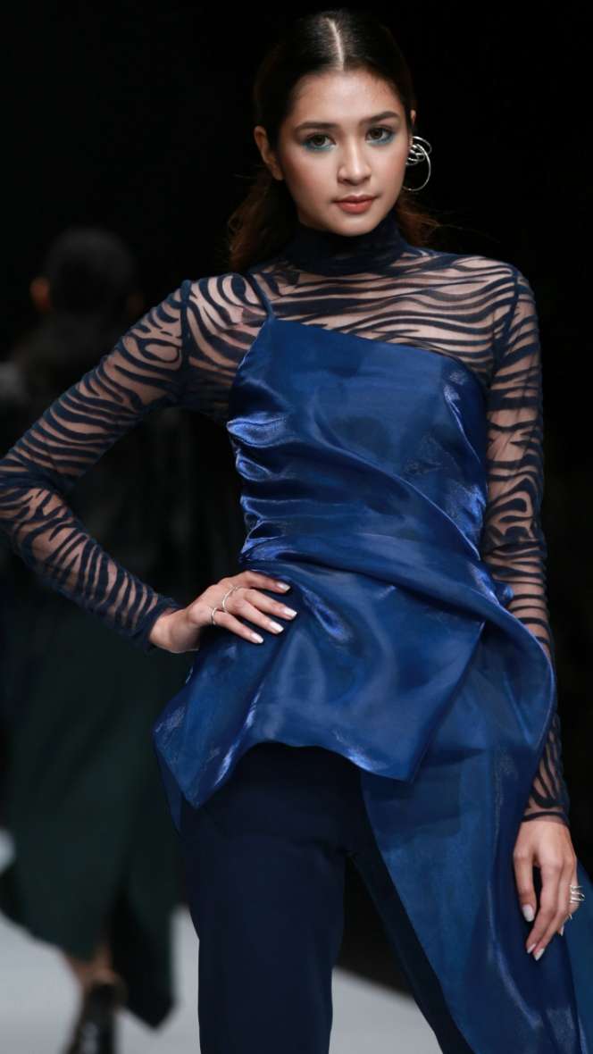 Inspirasi Gaya Stylish Pesohor di Jakarta Fashion Week