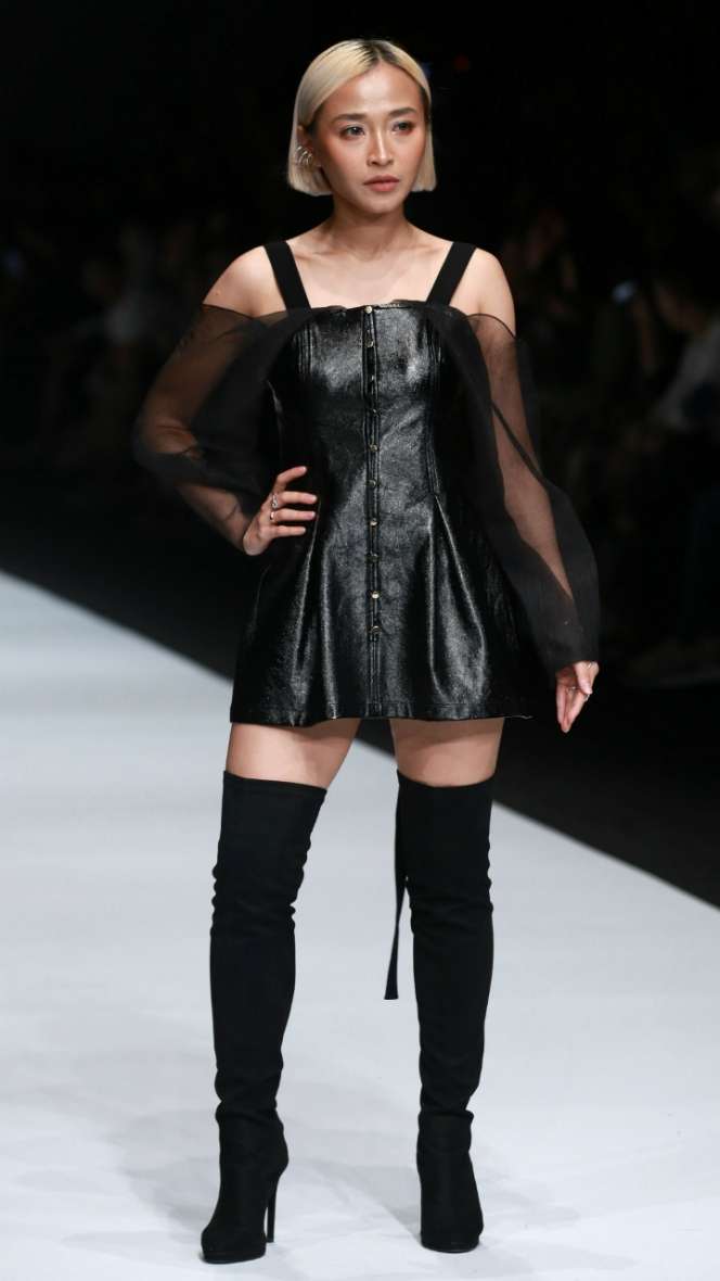 Inspirasi Gaya Stylish Pesohor di Jakarta Fashion Week