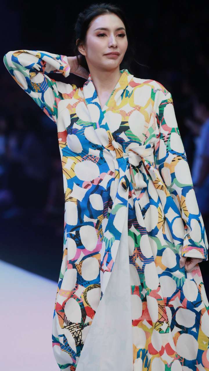 Inspirasi Gaya Stylish Pesohor di Jakarta Fashion Week