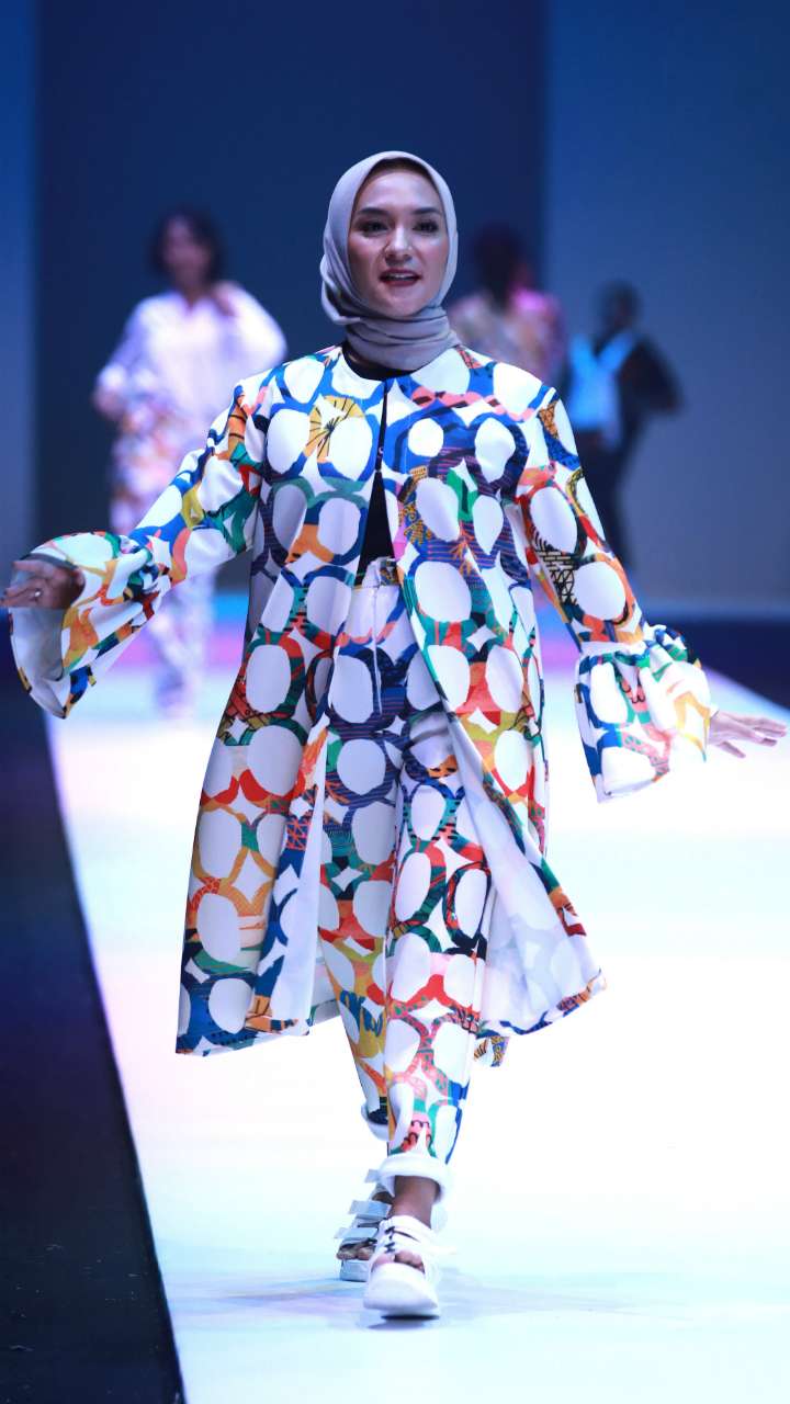 Inspirasi Gaya Stylish Pesohor di Jakarta Fashion Week