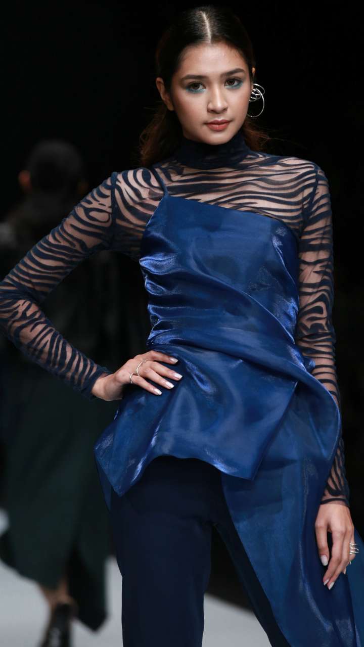 Inspirasi Gaya Stylish Pesohor di Jakarta Fashion Week