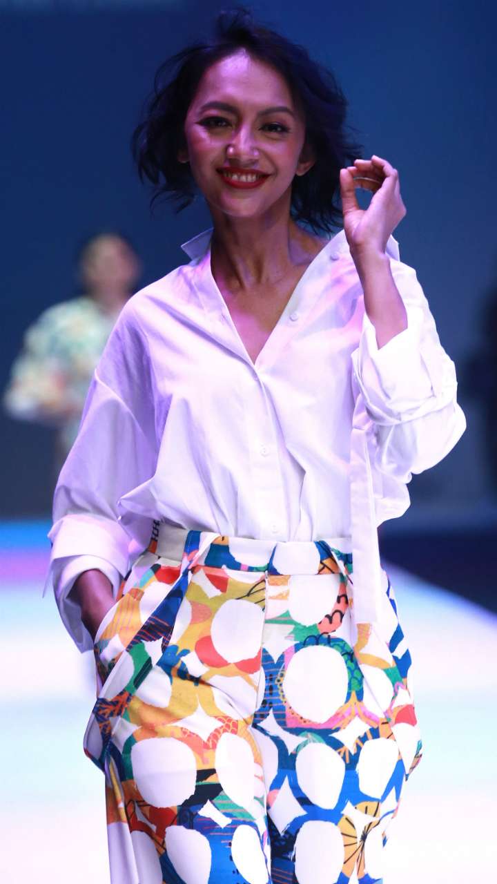 Inspirasi Gaya Stylish Pesohor di Jakarta Fashion Week