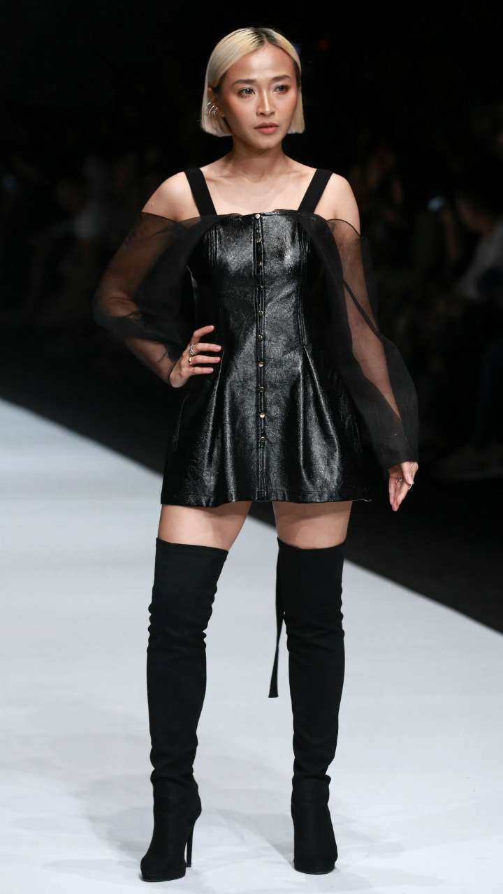 Inspirasi Gaya Stylish Pesohor di Jakarta Fashion Week