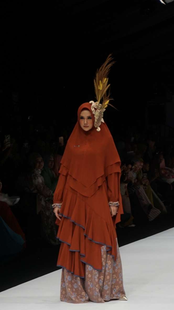 Gaya Artis Berhijab Syar'i di Jakarta Fashion Week