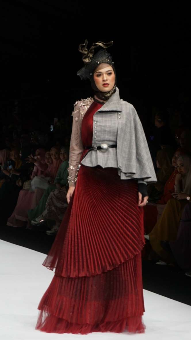 Gaya Artis Berhijab Syar'i di Jakarta Fashion Week