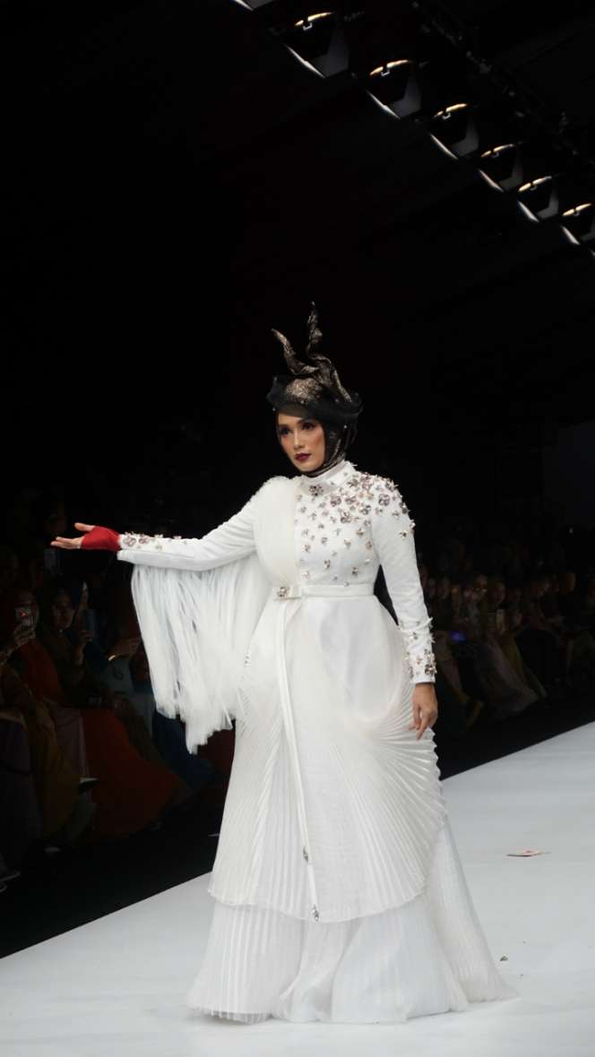 Gaya Artis Berhijab Syar'i di Jakarta Fashion Week