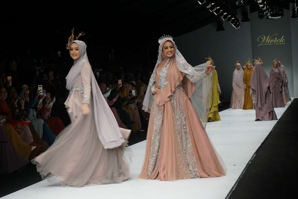 Gaya Artis Berhijab Syar'i di Jakarta Fashion Week