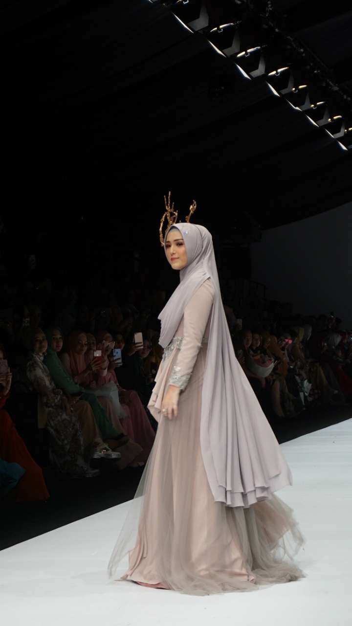 Gaya Artis Berhijab Syar'i di Jakarta Fashion Week