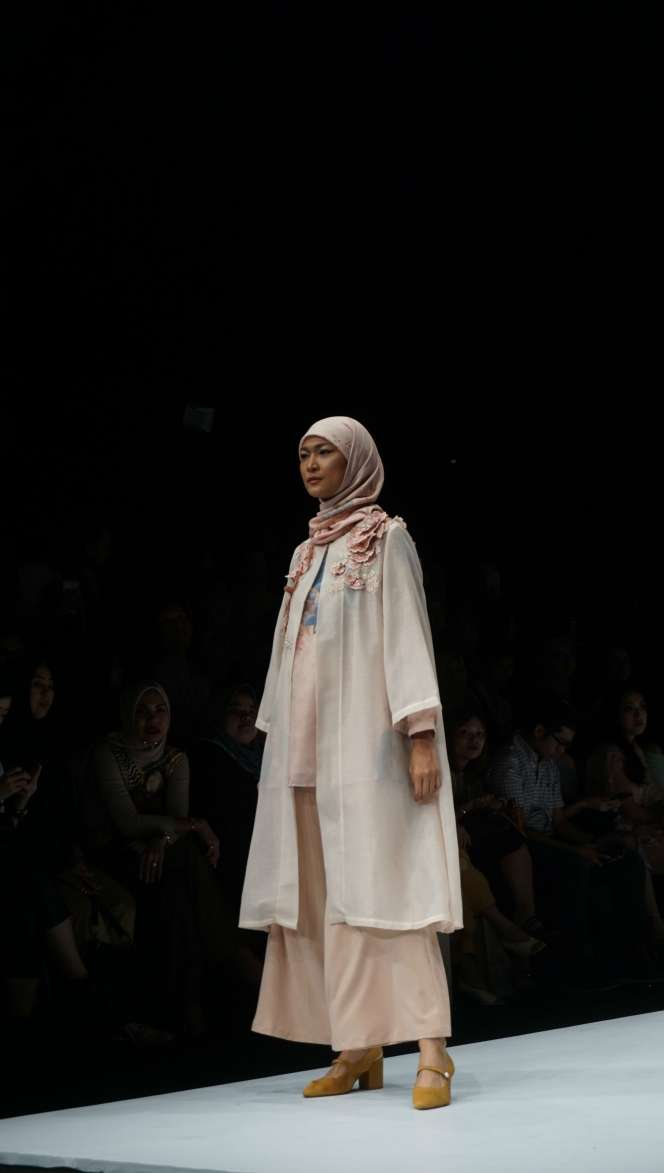 Manisnya Koleksi Busana Muslim Bergaya Vintage Floral