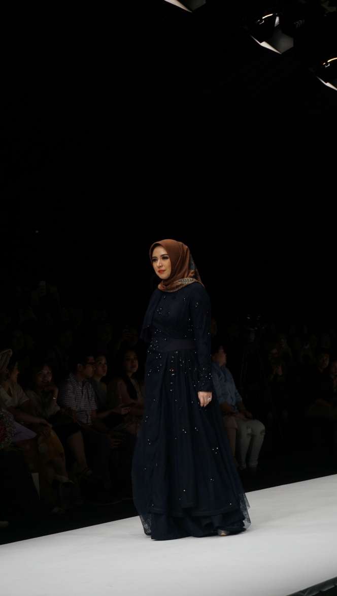 Manisnya Koleksi Busana Muslim Bergaya Vintage Floral