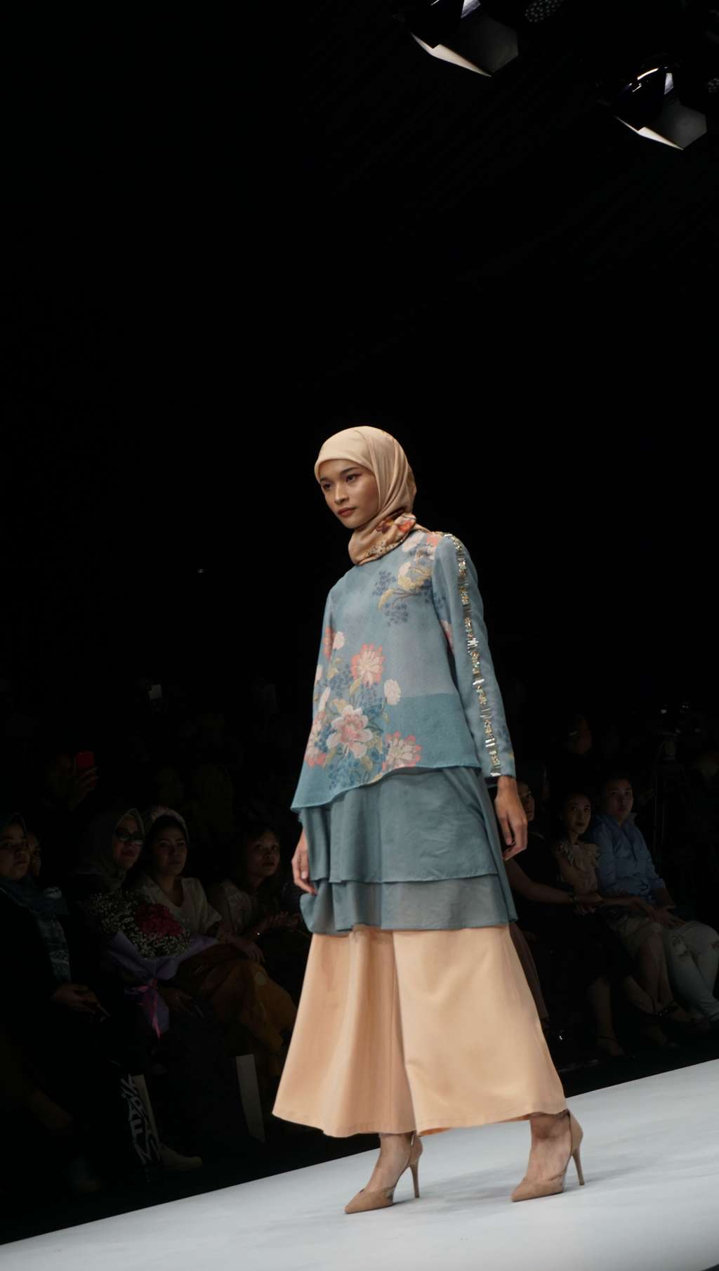 Manisnya Koleksi Busana Muslim Bergaya Vintage Floral