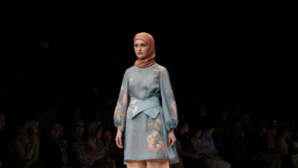 Manisnya Koleksi Busana Muslim Bergaya Vintage Floral
