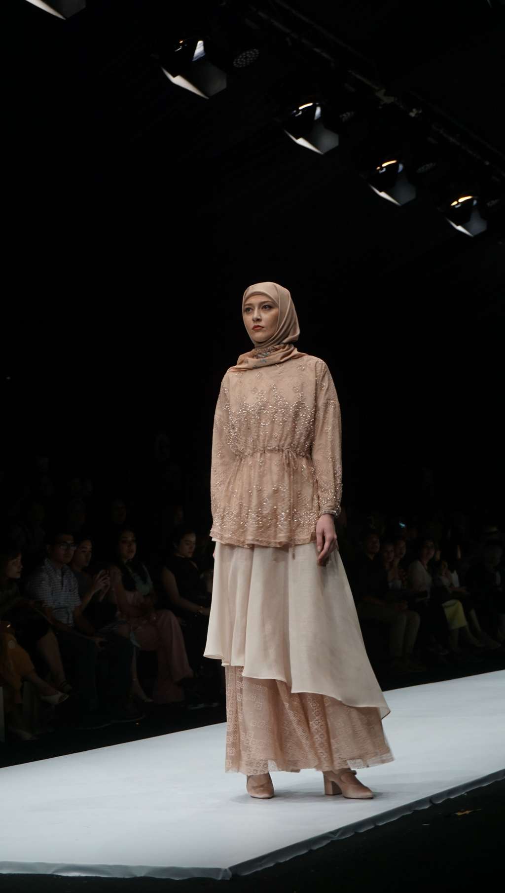 Manisnya Koleksi Busana Muslim Bergaya Vintage Floral