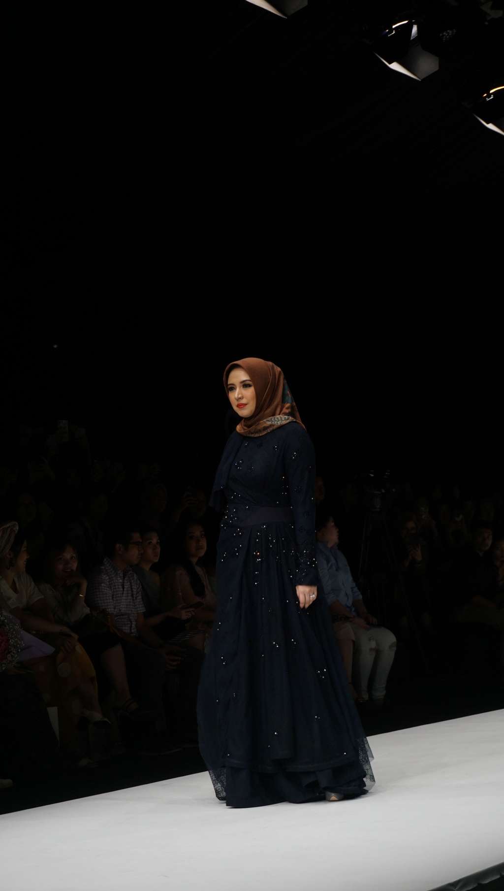 Manisnya Koleksi Busana Muslim Bergaya Vintage Floral