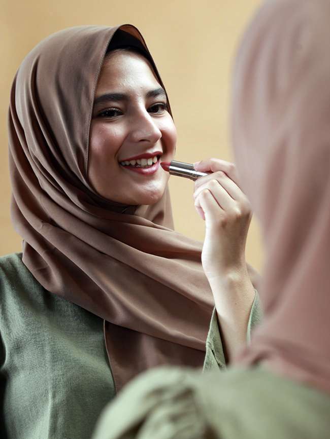 Tampil Cetar dengan Makeup Lokal Kekinian