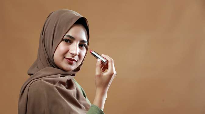 Tampil Cetar dengan Makeup Lokal Kekinian