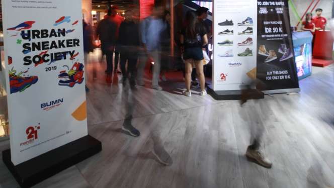 Foto Mantu Jokowi Berburu Sepatu di Urban Sneaker Society 2019