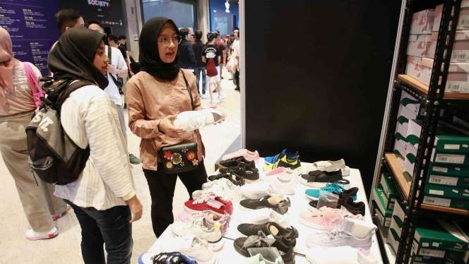 Foto Mantu Jokowi Berburu Sepatu di Urban Sneaker Society 2019