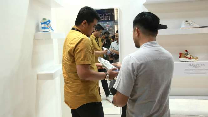 Foto Mantu Jokowi Berburu Sepatu di Urban Sneaker Society 2019