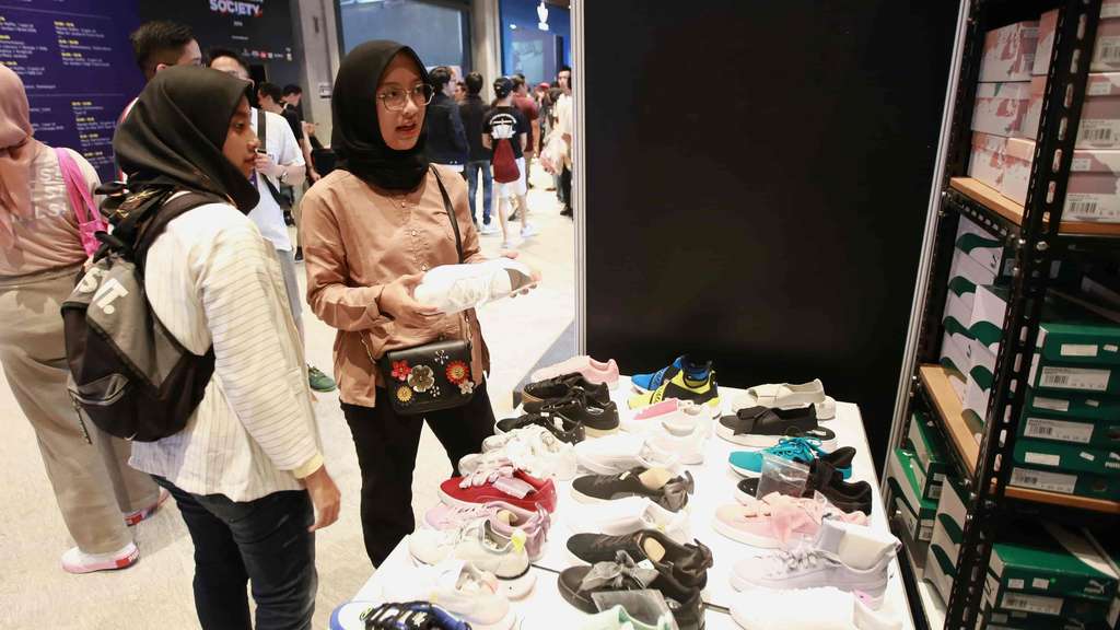 Foto Mantu Jokowi Berburu Sepatu di Urban Sneaker Society 2019