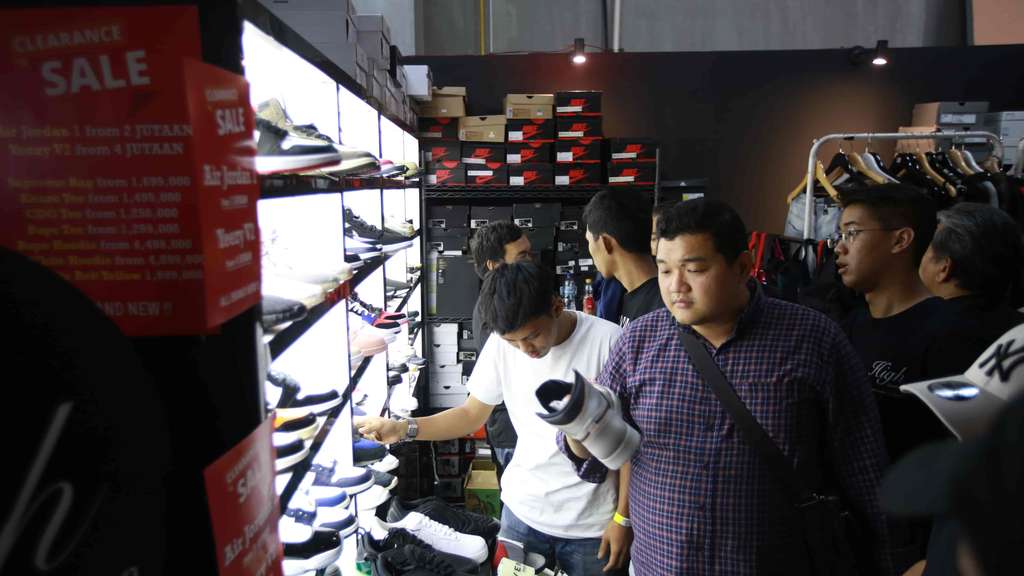 Foto Mantu Jokowi Berburu Sepatu di Urban Sneaker Society 2019