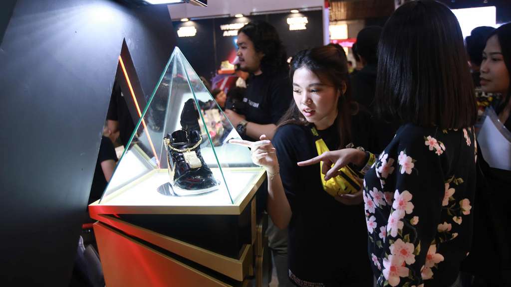 Foto Mantu Jokowi Berburu Sepatu di Urban Sneaker Society 2019