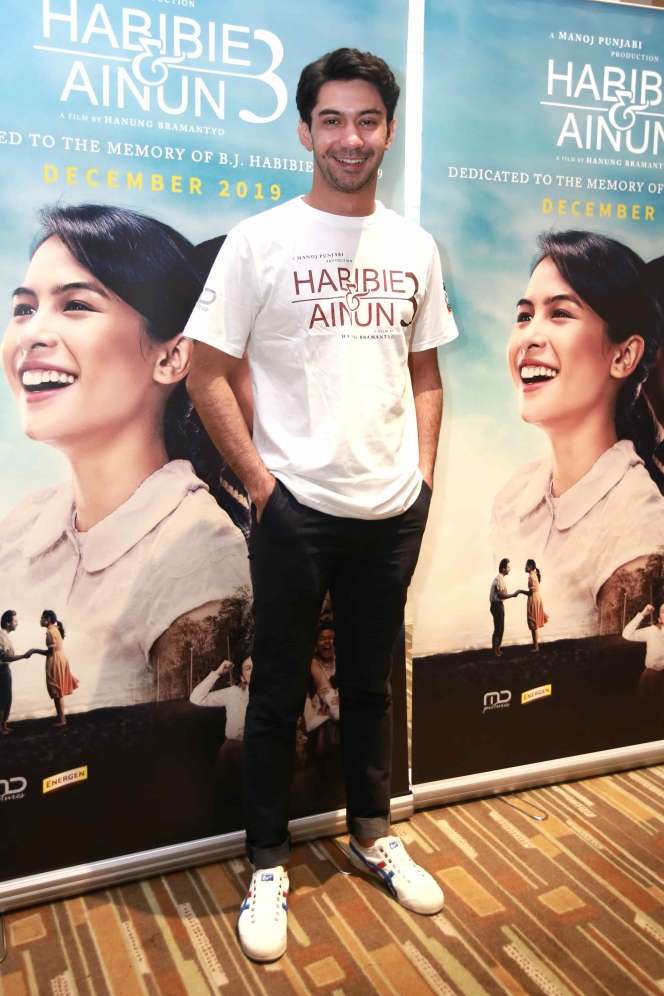 Kata Reza Rahadian Soal Video Viral Dicium Kiky Saputri