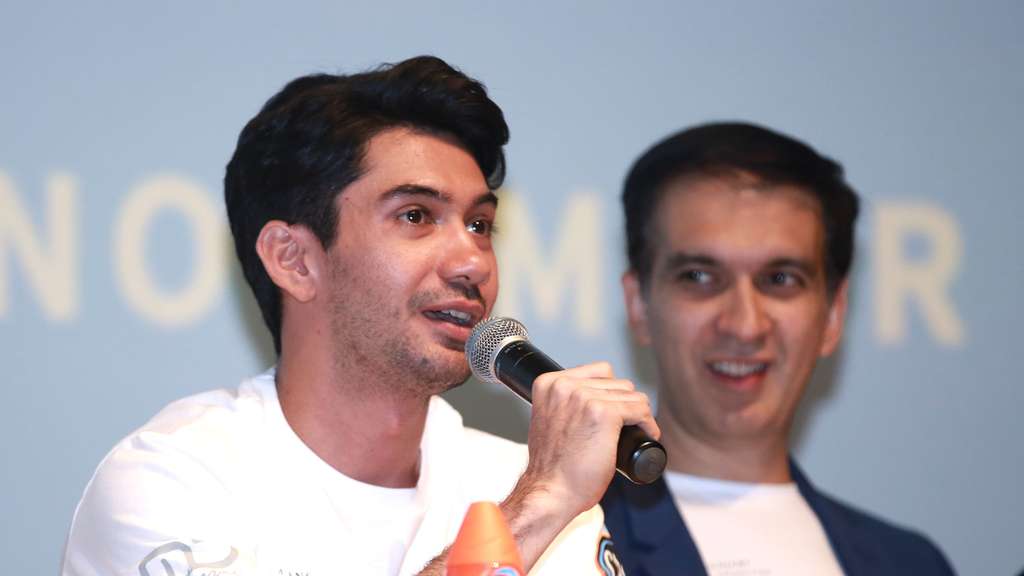 Kata Reza Rahadian Soal Video Viral Dicium Kiky Saputri