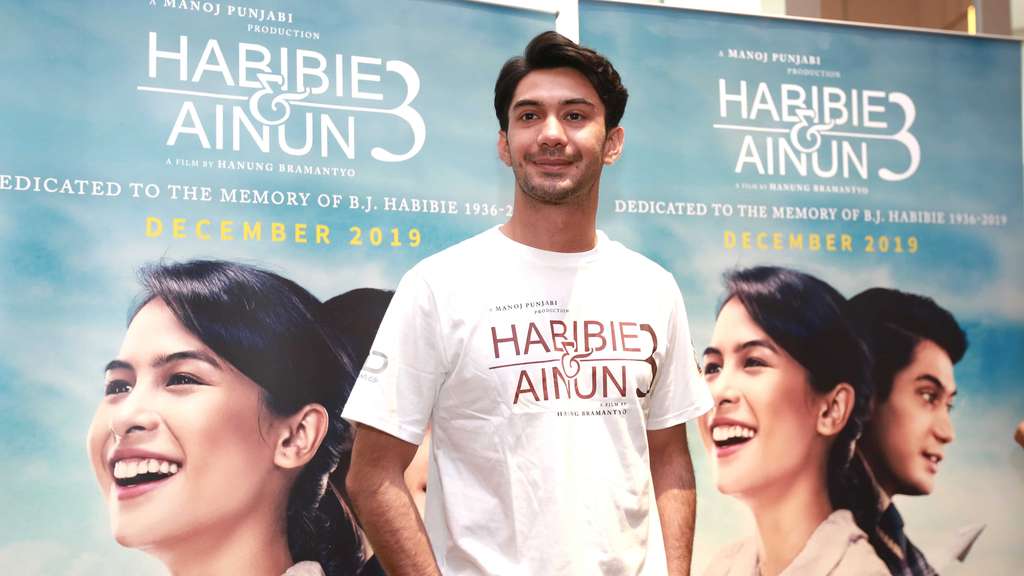 Kata Reza Rahadian Soal Video Viral Dicium Kiky Saputri
