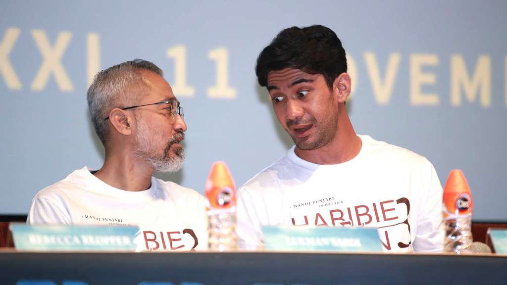 Kata Reza Rahadian Soal Video Viral Dicium Kiky Saputri
