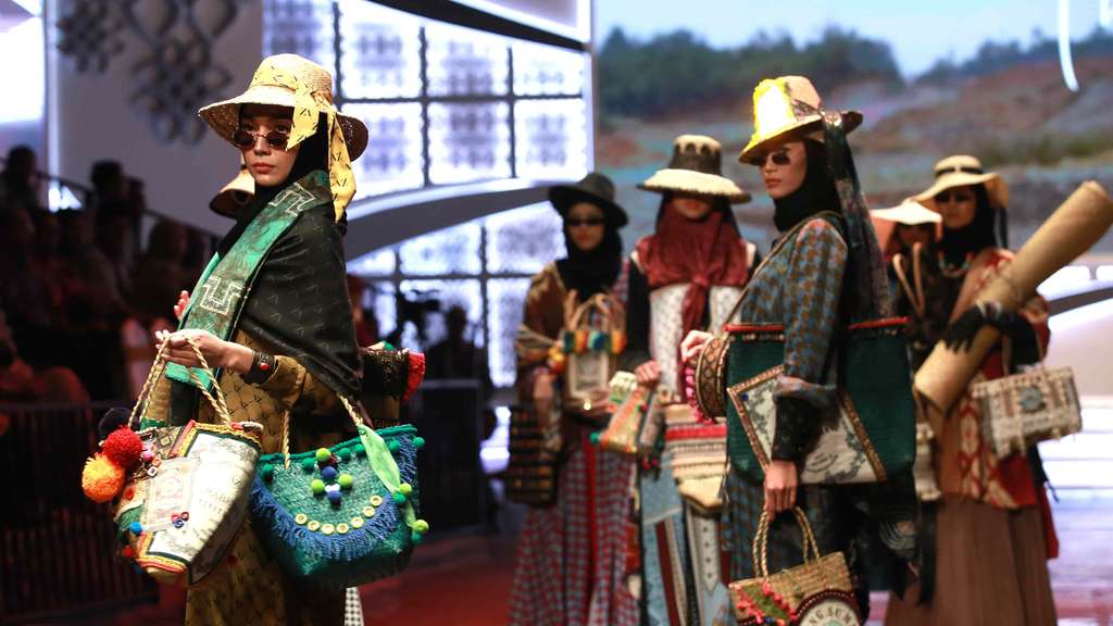 Purun, Aksesori Hijab Etnik dari Rumput Liar Karya Vivi Zubedi